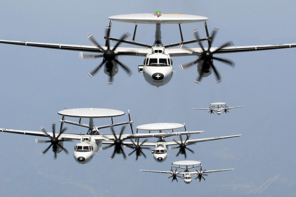 Verschillende Grumman E-2 Hawkeye tijdens de vlucht