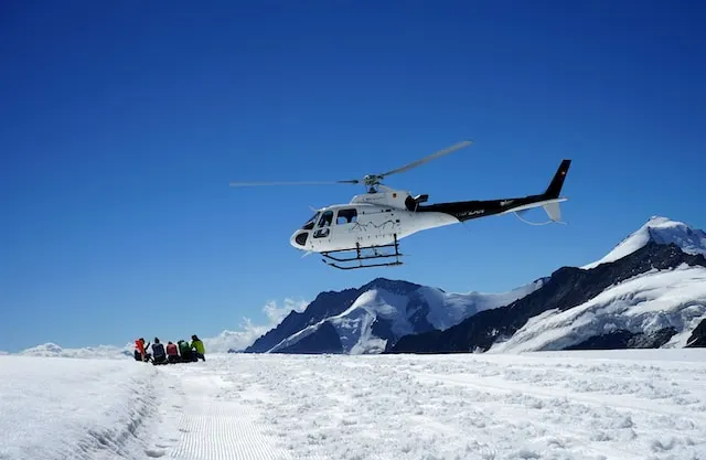 Helikopterlandeplatz in den Bergen am Jungfraujoch im Schnee