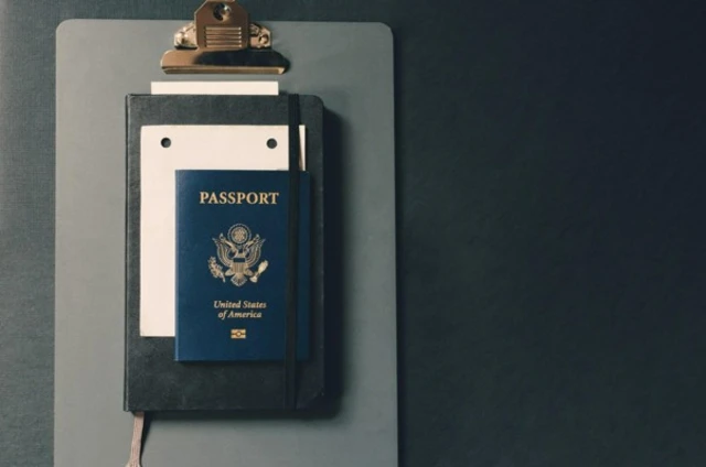 Reisepass, Notizbuch und Unterlagen als Symbol für organisierte Reisedokumente